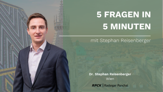 Foto von Stephan Reisenberger mit Wien im Hintergrund und dem Text "5 Fragen in 5 Minuten"