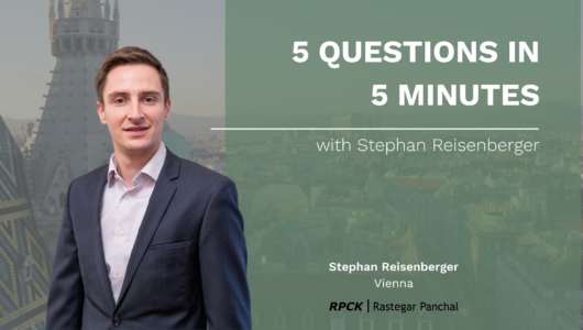 Photo of Stephan Reisenberger with Vienna in the background and the text "5 Questions in 5 Minutes"